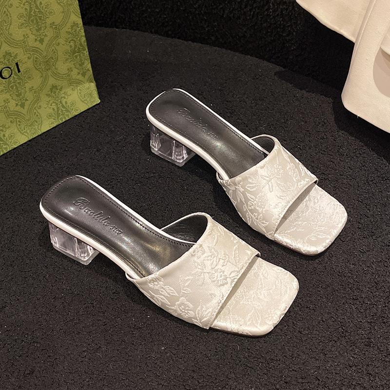 

Embroidered cool slippers for women to wear new summer retro thick heel medium heel open toe one-word drag 40