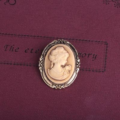 Z20 Retro Queen Portrait Schönheit Brosche: Eleganter Legierungs-Anstecker für Kleidung