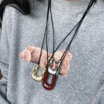 Colar Elegante de Ferradura de Metal em Forma de U para Mulheres - Luxuosa Corrente com Pingente Longo de Outono/Inverno