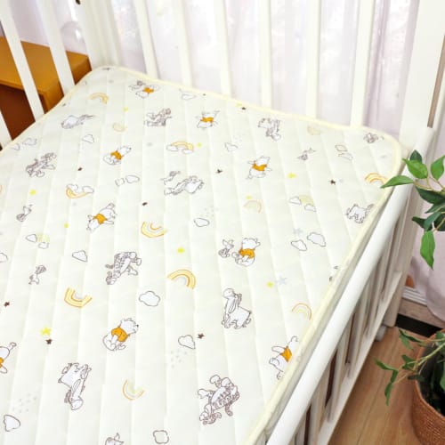 un doudou Baby Cooling Pad 70 x 120cm Disney Pooh & Friends Mesh Lining with Rubber Corners NZ2826-B