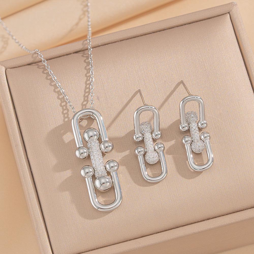 18K Gold Zircon Horseshoe Pig Nose Pendant - Trendy Luxury Design