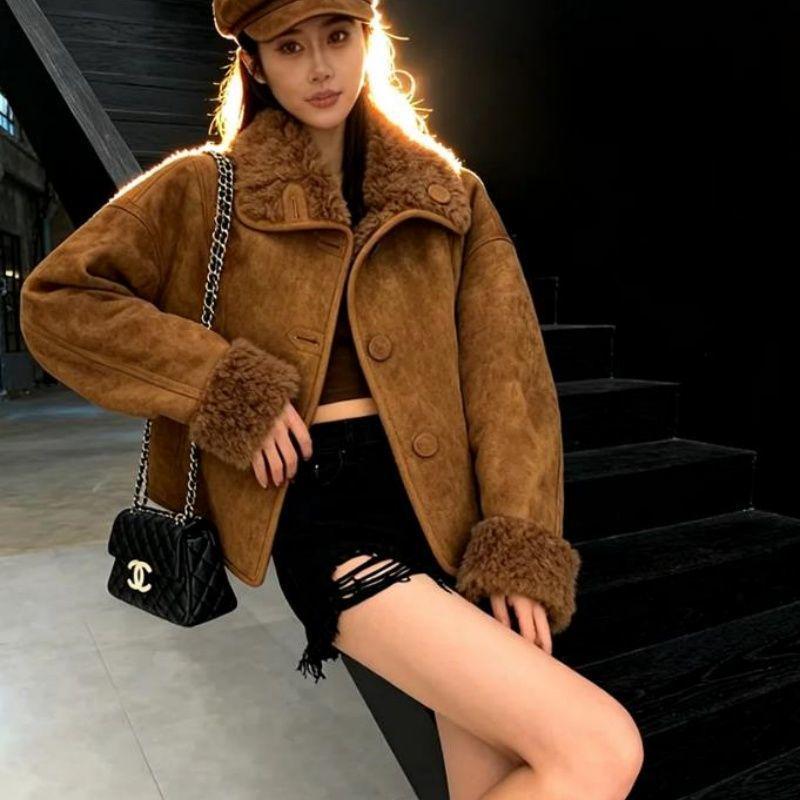 Retro Coffee Lamb Wool Jacket with Fur Lining – Trendy, Warm Top for Petite Sizes