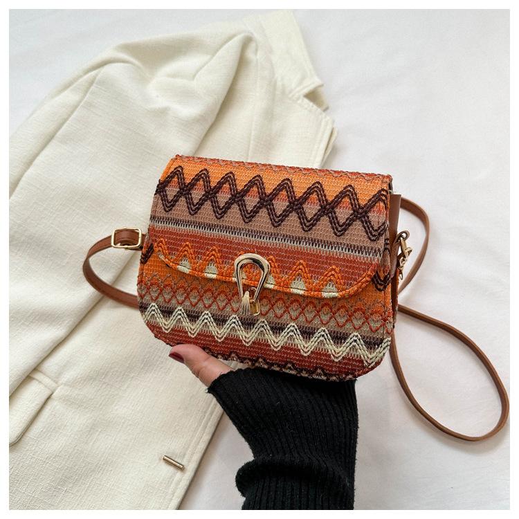 

Национальный стиль, тренд личности 2025 осень новая мода простой большой вместимости ретро на плечо через плечо маленькая квадратная сумка оранжевый