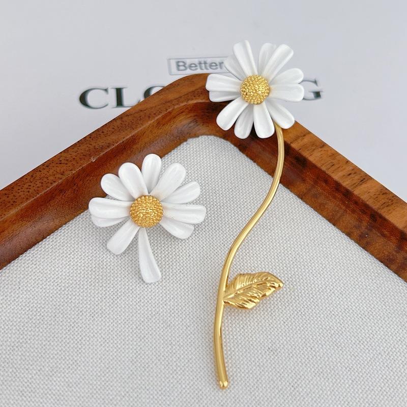 New Small Daisy Asymmetrical Drip Glaze Stud Earrings Fresh and Cute Fashion Earrings Gentle and Elegant Lady Earrings Women 2026