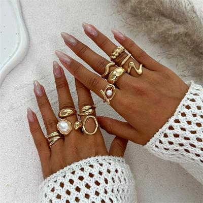 Modisches Goldfarbenes Perlen Geometrisches Offenes Ringset für Damen Übertriebener Metall Unregelmäßiger Verstellbarer Ring Wasserdichter Schmuck Geschenke