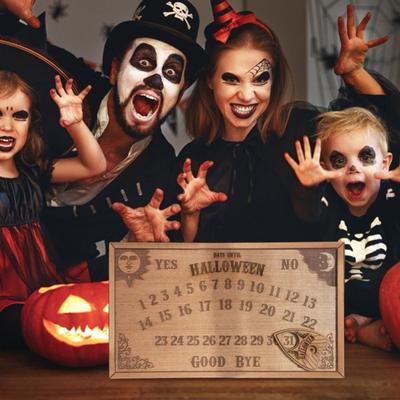 Letrero colgante de madera con cuenta regresiva festiva de Halloween