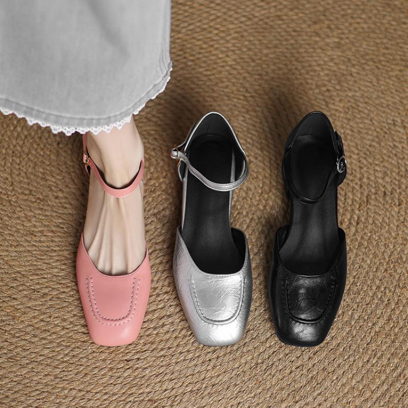 Sommer Damen Sandalen mit niedrigem Absatz und flacher Sohle, neue Tasche mit Blockabsatz, Damenschuhe mit Schnalle, Taschenkopf, Gummihohlsohle