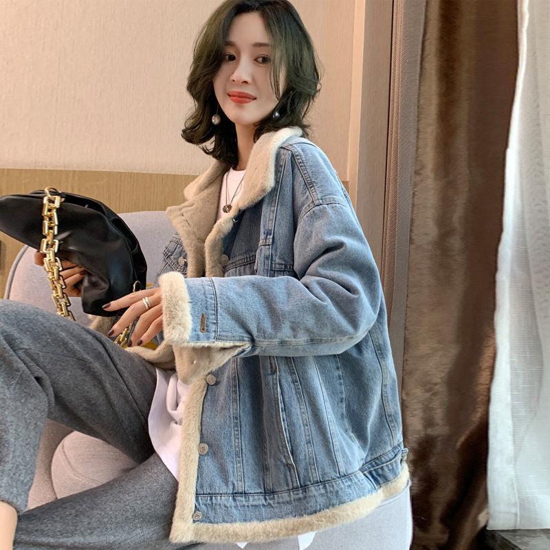 

Плюшевая и толстая джинсовая куртка для женщин зимой, новая свободная посадка для маленьких мужчин, носящих универсальную хлопковую одежду с обеих сторон, модная хлопковая одежда
