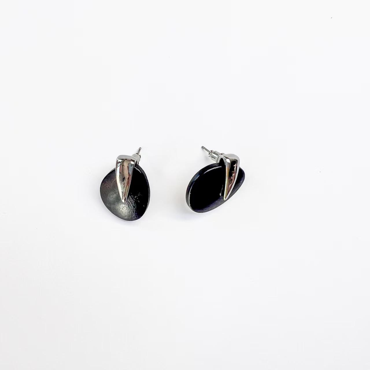 Retro Black Sandalwood Silver Earrings: A Simple, Fashionable Design for Autumn and Winter