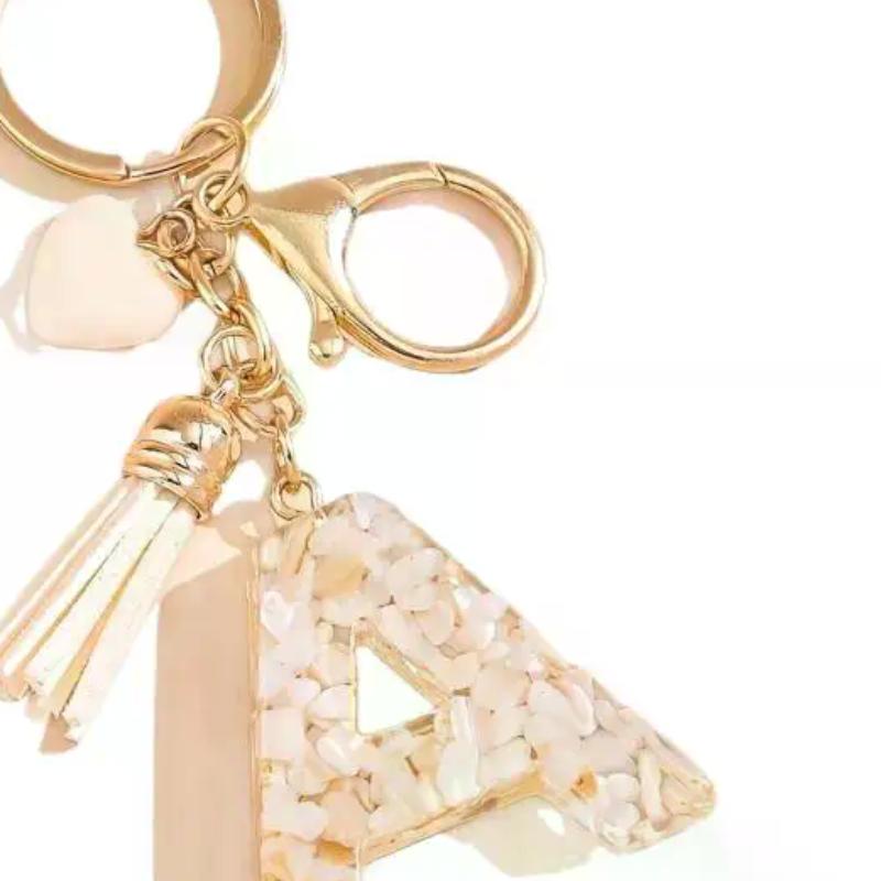 26 Initialen Alphabet A bis Z Schlüsselanhänger Beige Herzförmige Quaste Schlüsselanhänger Mode Tasche Hängendes Ornament Auto Anhänger Geschenke