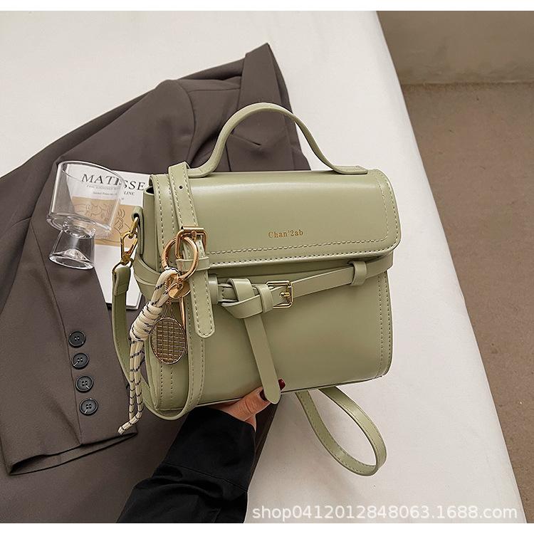 

Portable Kelly bag women s 2025 new trendy versatile fashion commuter niche belt strap messenger small square bag зелёный