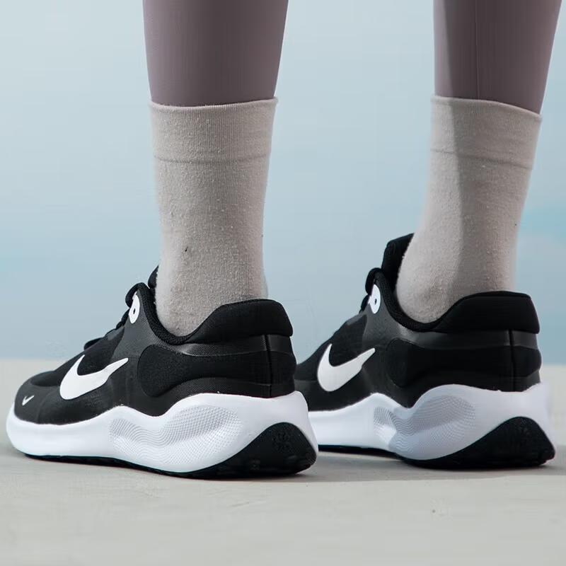 Nike Revolution 7 GS Svart Hvit Barnesko FB7689-003