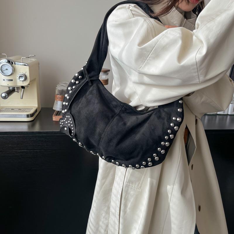 

2025 осень и зима новая женская сумка из оленьей замши, бархатная, на одно плечо, через плечо, с заклепками, матовая, полумесяц, подмышечная, повседневная сумка-тоут 34*1*20 чёрный