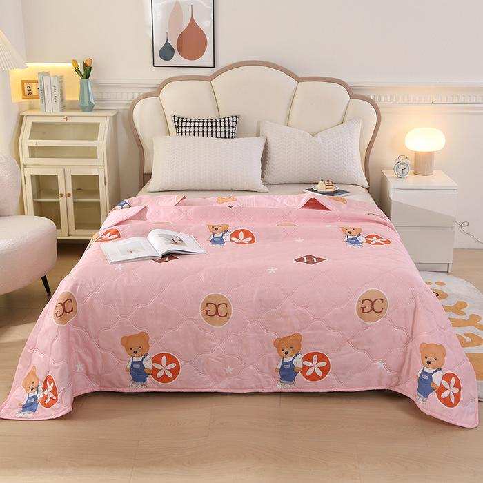 Ultrasonic Embossed Diamond Velvet Summer Quilt – Lightweight and Cool Gift Quilt
