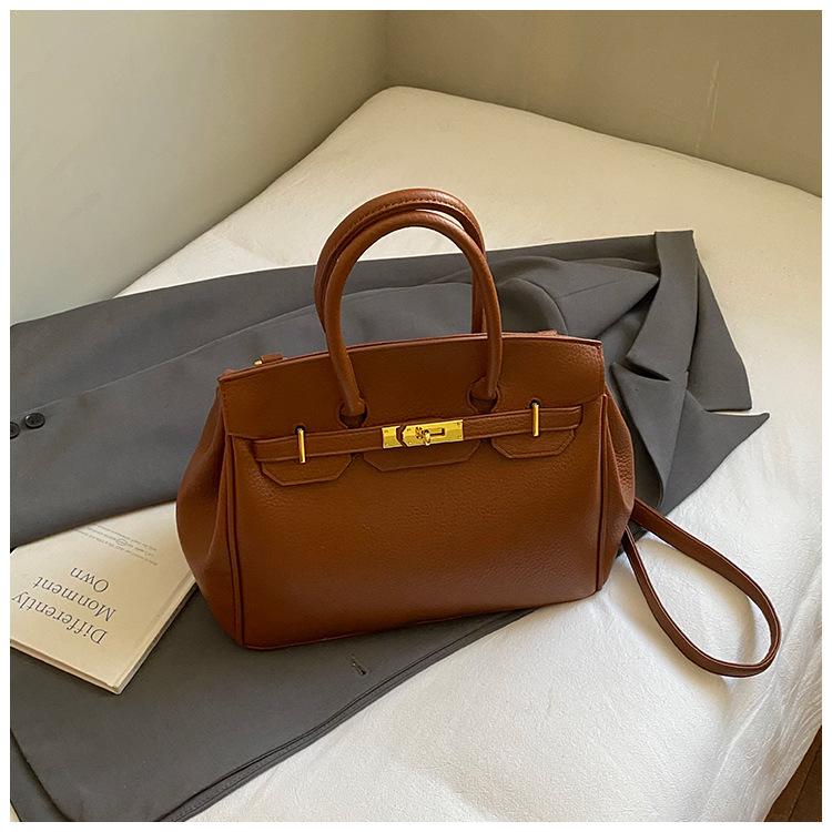 

European and American retro classic new portable platinum bag women s 2025 lychee pattern fashionable versatile shoulder messenger bag коричневый