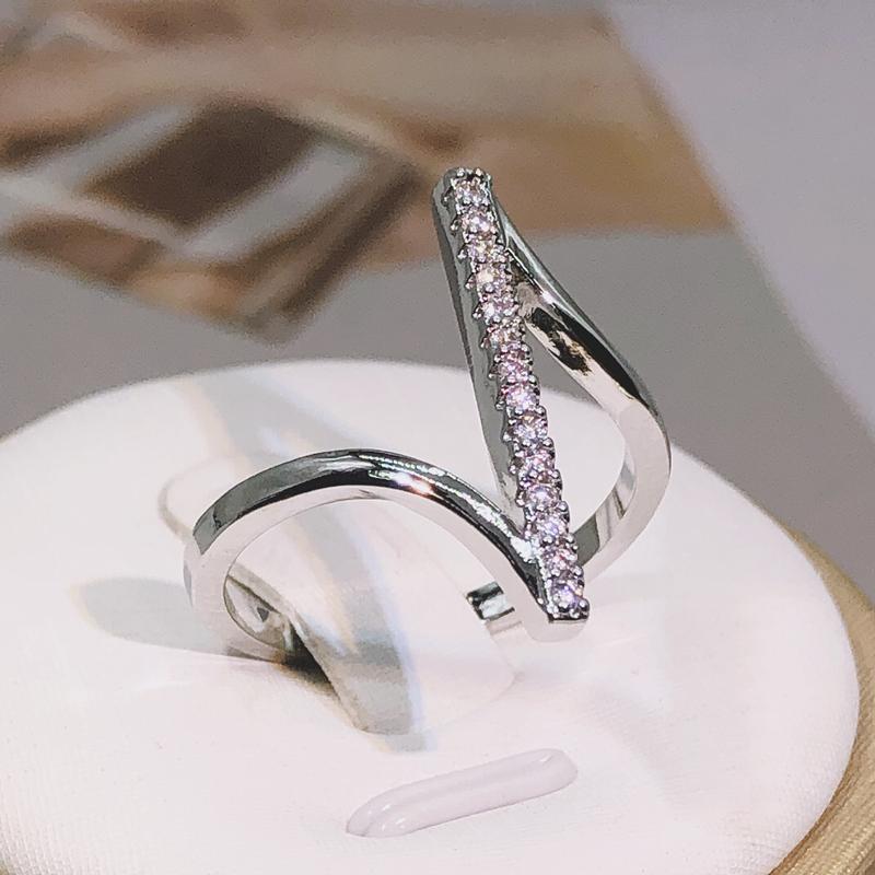 High Quality Unique “Z” Shape Silver Color Women Finger Ring Wedding Band Bridal Shine Crystal Zircon Fashion Party Wedding Ring