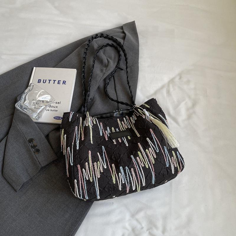 

Модная тенденция большая вместительная сумка через плечо женская сумка 2024 новый нишевый дизайн повседневная модная портативная сумка-тоут Without pendant чёрный