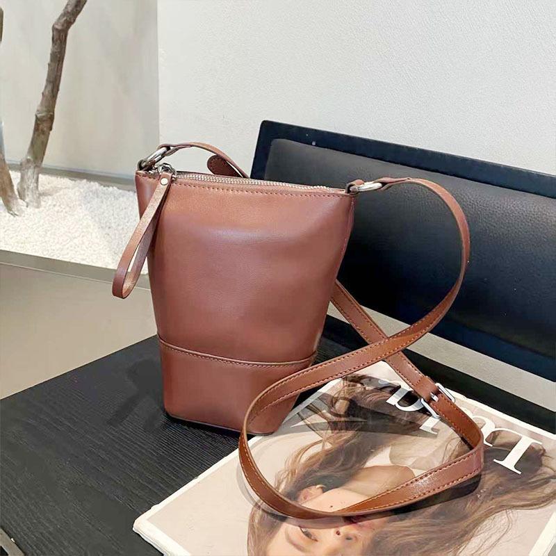 Fashion bucket bag early spring new versatile women's shoulder bag niche design leather women's bag crossbody cosmetic bag