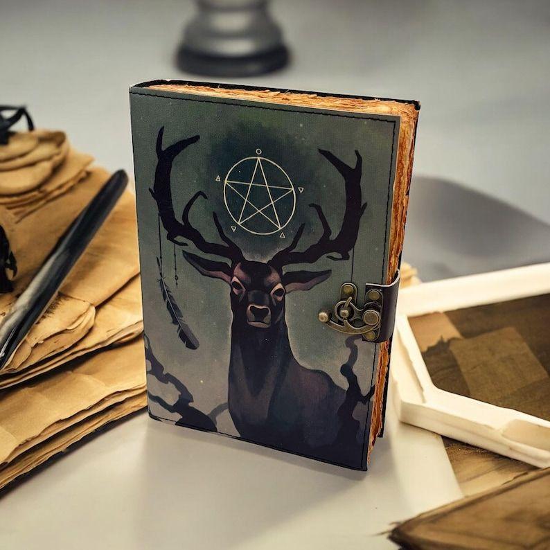 

Кожаный журнал ручной работы: Олений Гримуар с бумагой ручной работы, Книга заклинаний Книга Теней, 7 x 5 in