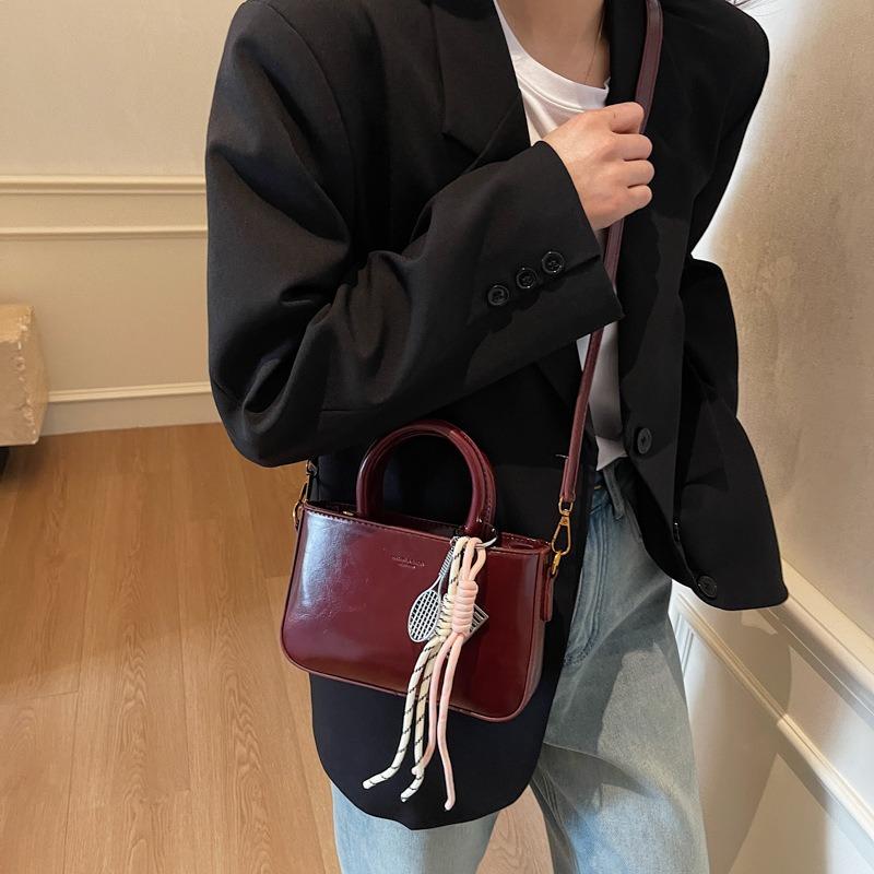 Retro Portable Red Bag Women's New Fashionable and Simple Small Square Bag Versatile Shoulder Messenger Bag