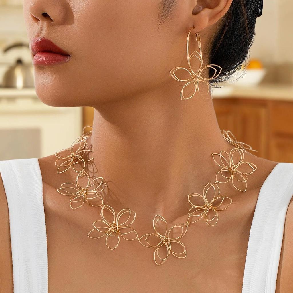 Collana Pendente Linea Geometrica Minimalista con Design Svuotato