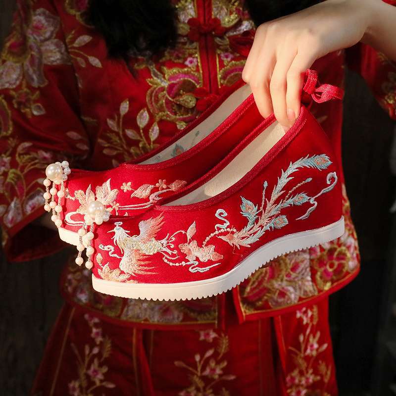 Embroidered Shoes Wedding Xiuhe Wedding Shoes New Old North Chinese Ancient Bridal Wedding Shoes Xiuhe Clothing Heightening Cloth Shoes