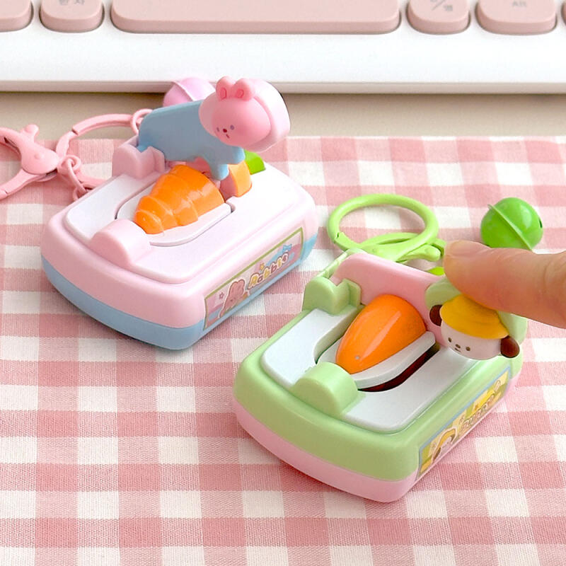 1 box of 4 carrot cutting key rings 4-piece carrot cutting keyring set