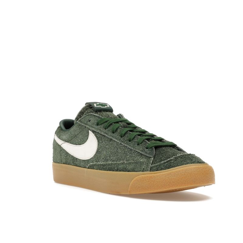 Devin Booker x Chevrolet x Nike Blazer Low Team Mörkgrön Herr Sneakers Sail Gummigul HV2197-300