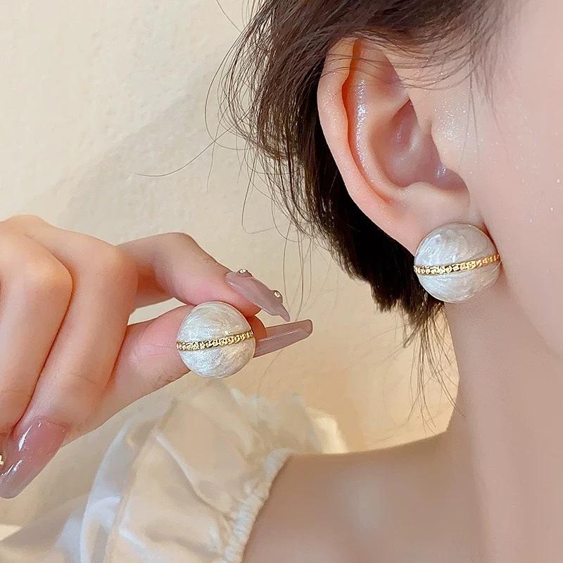 Temperament stud earrings women s new popular niche design sense high-end unique earrings Xiaoxiang earrings high-end sense