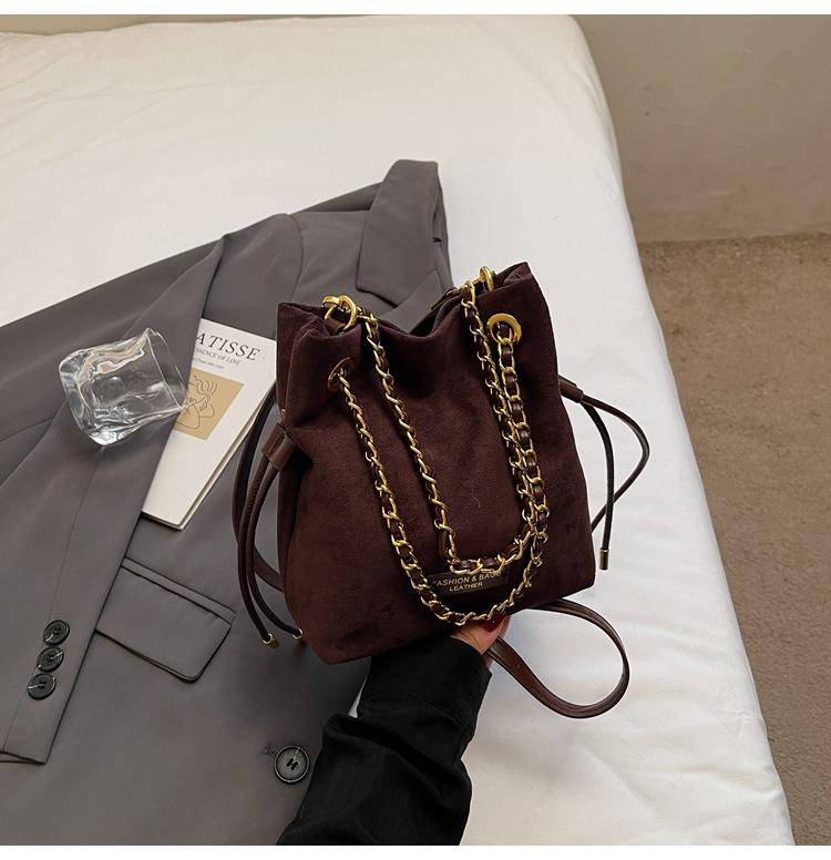 Niche Design Bucket Bag Women's 2025 New Retro Fashion Chain Single Shoulder Messenger Bag Hand Carry Underarm Bag Tide