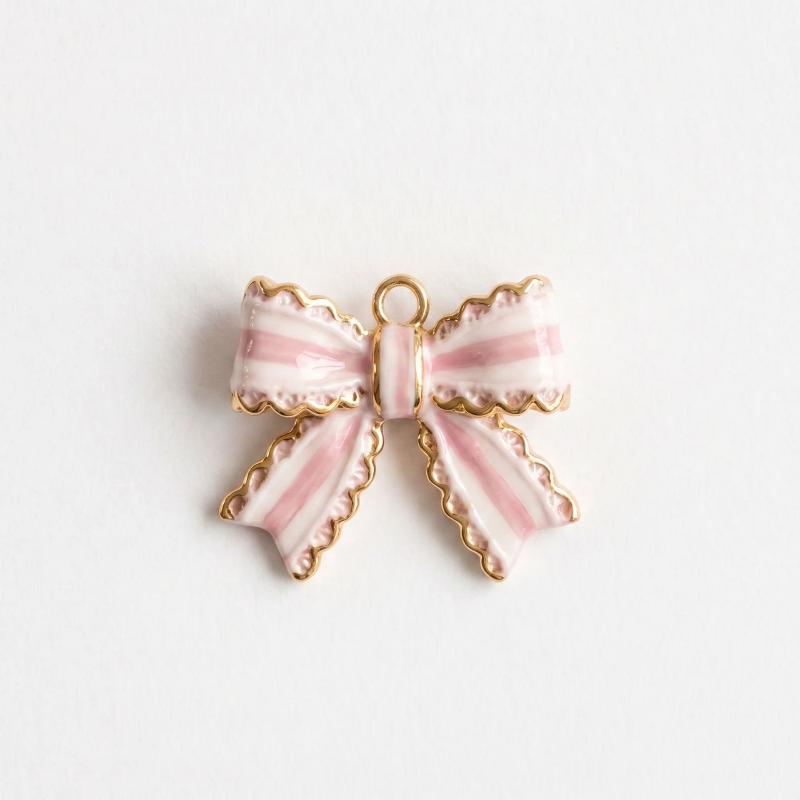 French-Style Powder Lace Pendant Delicately Dripping Oil Exquisitely Gold-Edged A Retro Girlish Accessory A Charming Design.