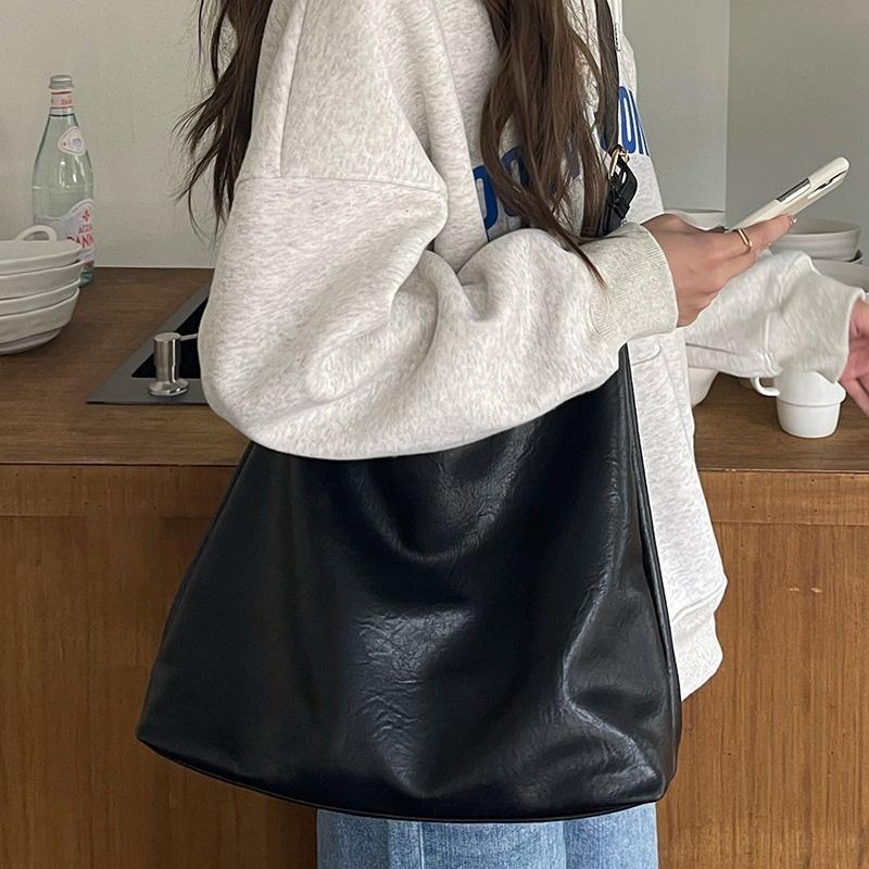 Large Capacity New Tote Bag Women Simplicity Soft Leather Shoulder Bags Lady Vintage Lightweight Commute Versatile Messenger Bag