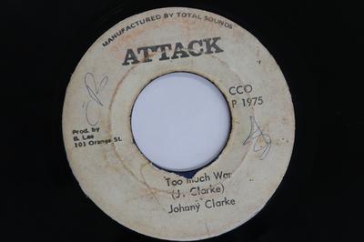 7inch Record JOHNNY CLARKE / THE AGGROVATORS - Too Much War / Straight To Roman St NONE ATTACK 1975 Jamaica Reggae, Ska & Dub Used