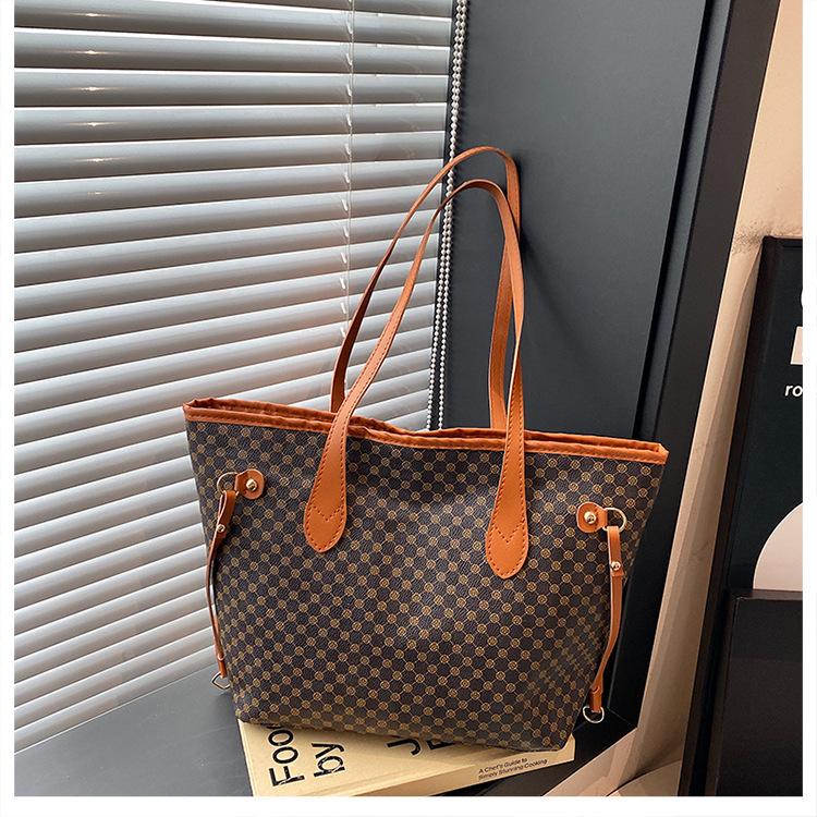 

Новая модная повседневная женская простая портативная сумка-тоут через плечо большой вместимости коричневый