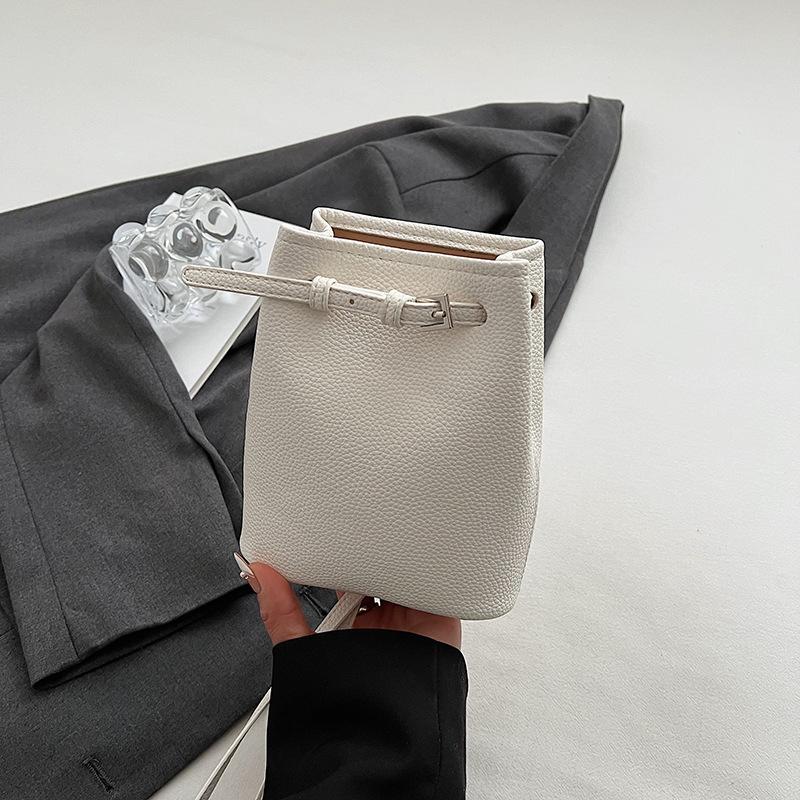 

Niche texture women s small bag 2025 summer new bucket bag solid color simple and versatile shoulder messenger bag