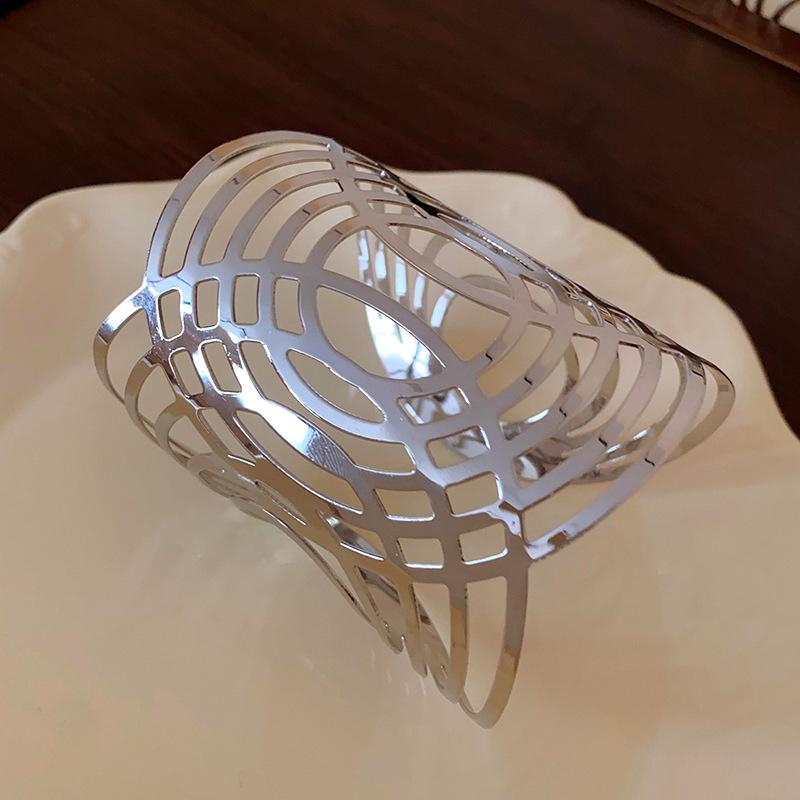 Trendy European & American Exaggerated Metal Hollow Armlet: Niche High-End Women's Jewelry