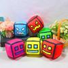 !!Juguetes de Peluche Cubo Geometry Dash Almohada Pequeña Muñeco de Peluche Relleno Colgante Cuadrado Juego Lindo Decoración para el Hogar Regalo de Cumpleaños para Niños