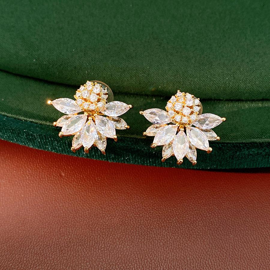 French Retro Flower Ear Clip - Elegant, No-Piercing, Versatile High-End Fashion Earring