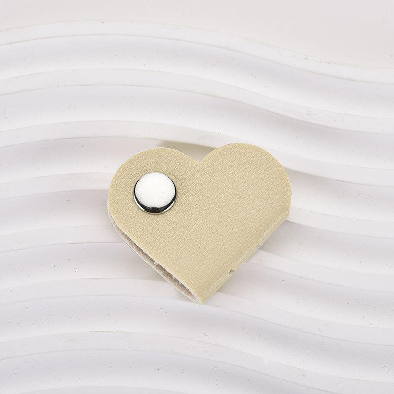 Kožený organizér na kabely a sluchátka ve tvaru srdce