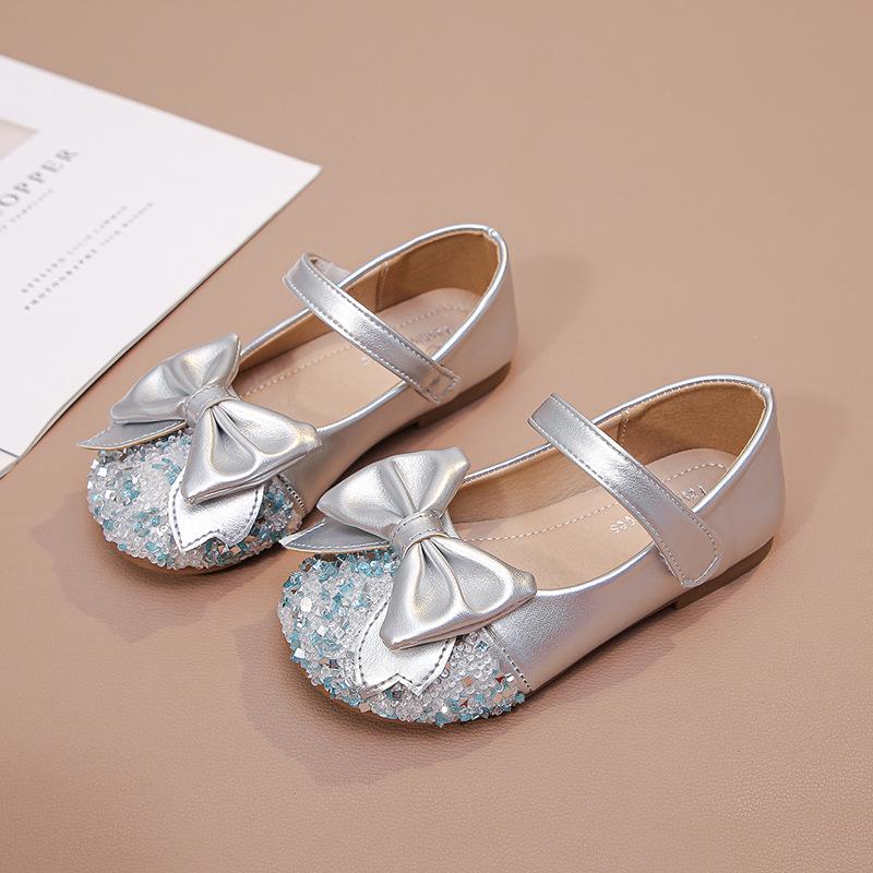 

Одноклассница весна и лето 2025 новые хрустальные туфли жемчужные на мягкой подошве туфли принцессы модные универсальные повседневные маленькие кожаные туфли 23-27 yards whole box shot 50 pairs серебряный