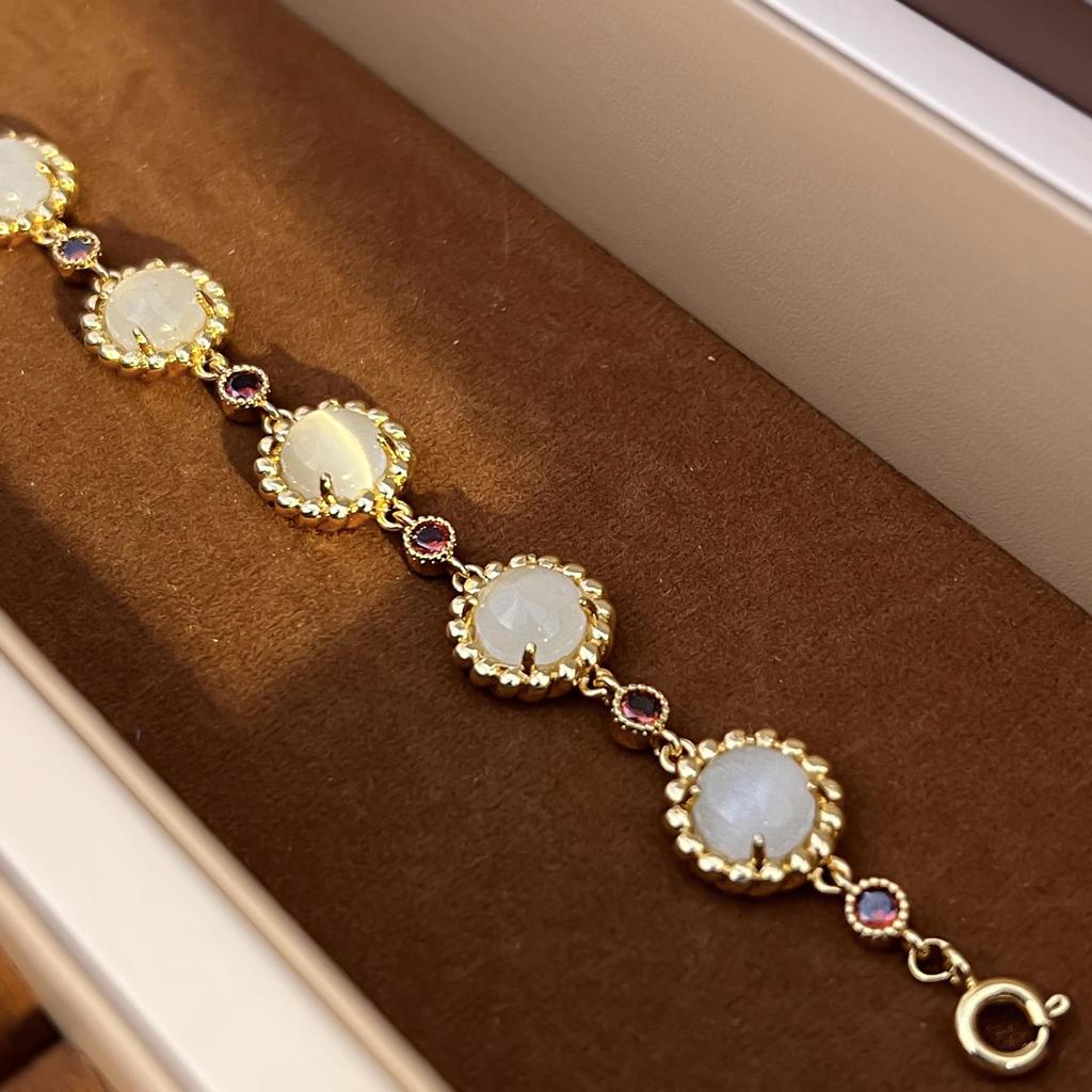 2023 Vintage-Style White Shell Retro Bracelet - Moonlight Treasure Box Design