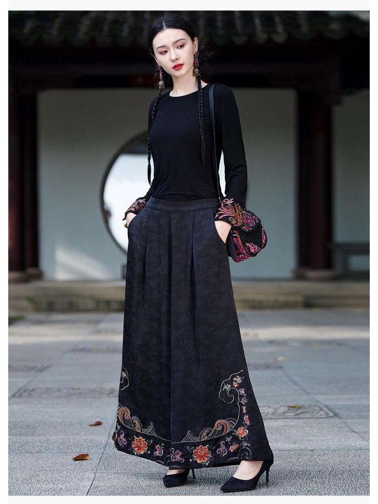 Women's Ethnic Style Retro Jacquard Embroidery Wide-Leg Culottes.