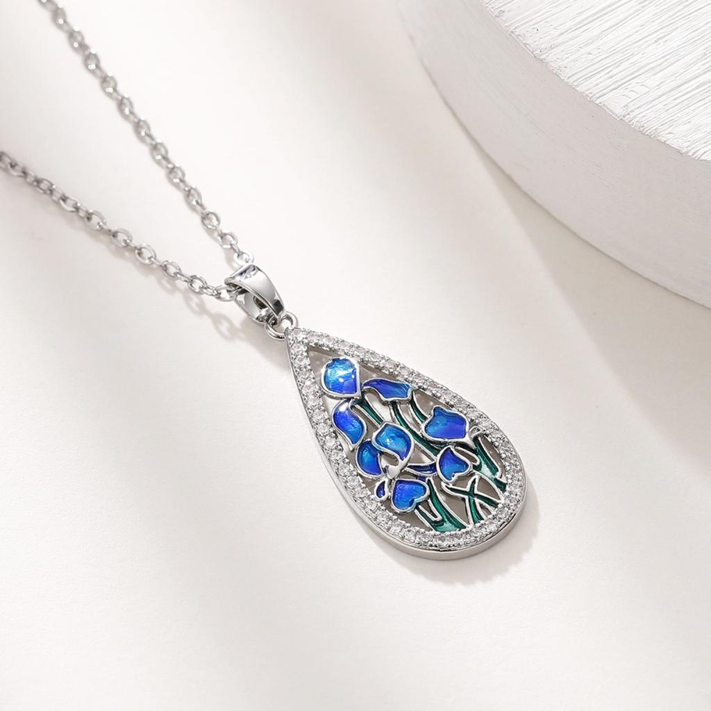 Ladies' Exquisite Floral Pendant Necklace, Embellished with Synthetic Zircon, Suitable for Daily Wear and Holiday Gift Giving