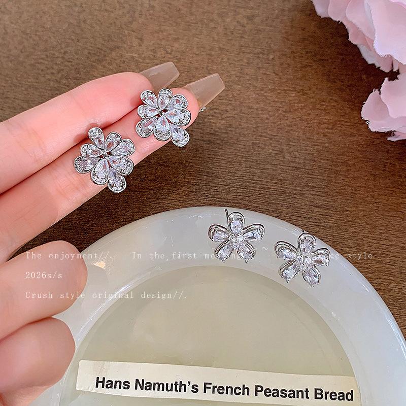 High-end Korean super fairy zircon flower stud earrings female Korean niche high-end earrings versatile electroplating temperament earrings