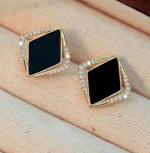 

Stud Earrings One Size