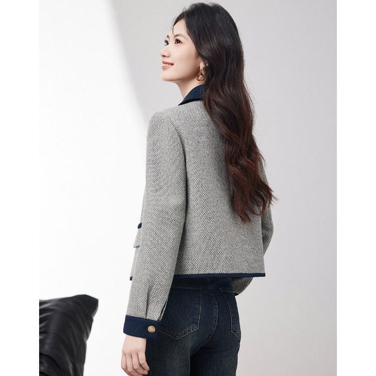 Módní a trendy podzimní pletený jednoradový kabát s polo límcem v designu barevných bloků