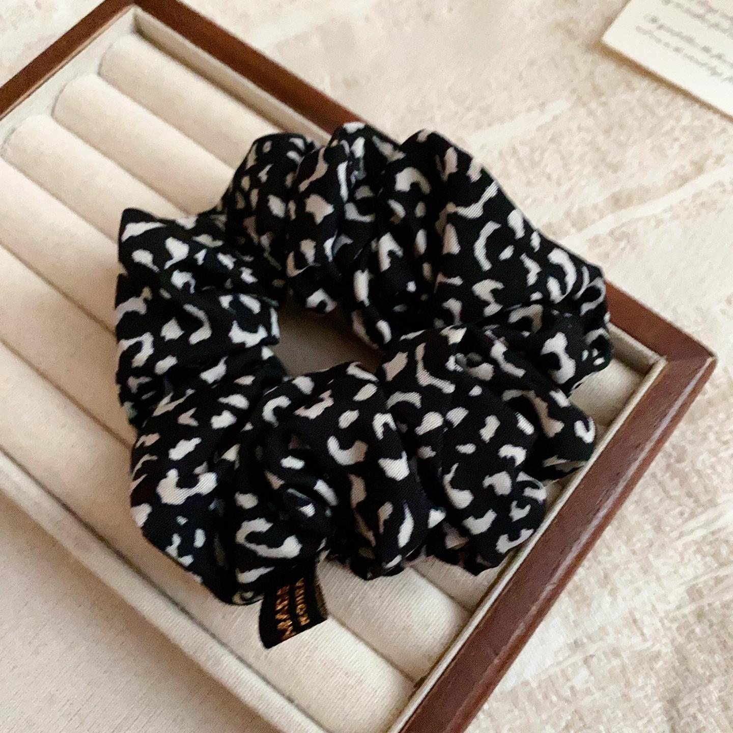Wind gentle and versatile fabric leopard print hair band female large intestine hair band Korean oversized hair accessories headdress