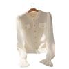 Heutige Mode ist wunderschöne weiße Strickjacke Damenbekleidung Frühlings- und Herbstdesign Oberteil