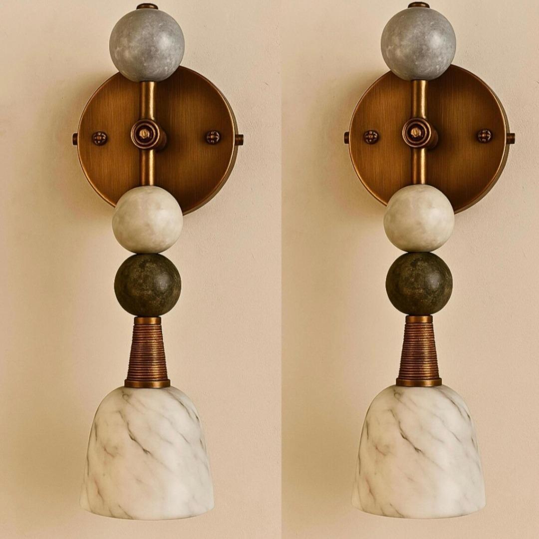 Набор из двух настенных светильников-бра ручной работы из мрамора, кожи и матовой латуни. Современное мраморное освещение Standard античная латунь