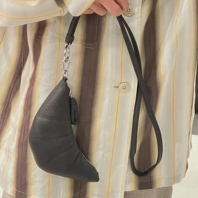 Oryginalna skórzana mini torebka typu croissant w kształcie pieroga - portmonetka i portfel z miejscem na dowód osobisty i klucze